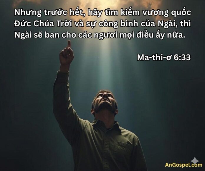 Ảnh minh họa người cầu nguyện, chỉ tay lên trời dưới ánh sáng, với văn bản câu Kinh Thánh tiếng Việt Ma-thi-ơ 6:33.